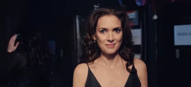 Winona Ryder en el nuevo y polémico spot de L’Oréal Elvive