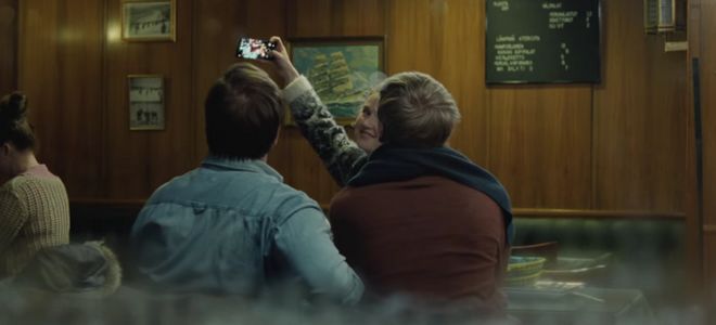 En este spot de Nokia la gente común usa «anti iPhones» extraordinarios