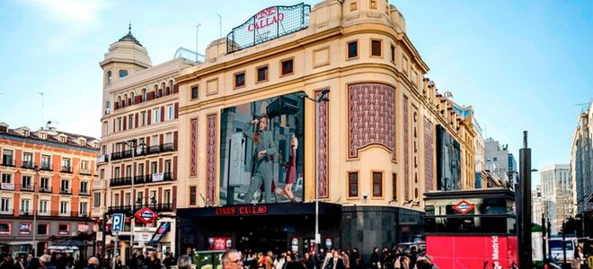 Tommy Hilfiger aprovecha las pantallas de Callao City Lights en una campaña exterior y mobile