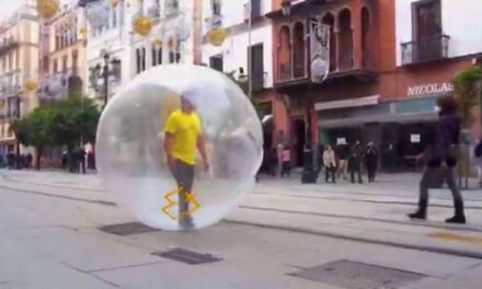 ‘El hombre burbuja’: La acción de street marketing de Medios en Red que deja atónitos a los sevillanos