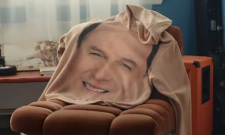 Una sudadera con el rostro de Jason Alexander pasa por varias penurias en el spot de Tide para la Super Bowl