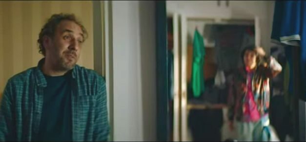 Este spot muestra la relación entre padres e hijos con música