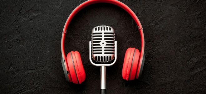 Los sectores que más invierten en el universo de los podcasts