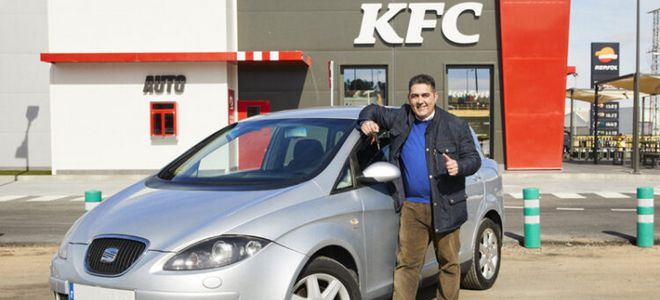 Publicidad realista: Un coche arde frente al KFC de Toledo y la compañía le regala uno nuevo al propietario