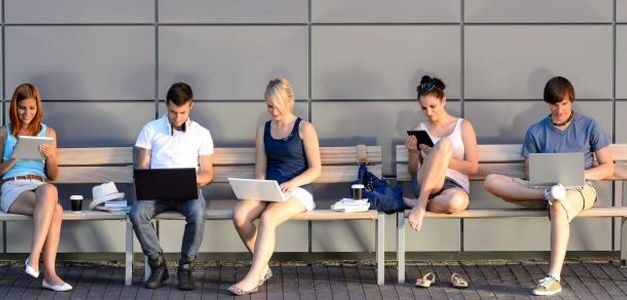 Cada grupo de edad tiene sus preferencias comunicacionales, y conocerlas es tarea urgente de los bancos y fintechs