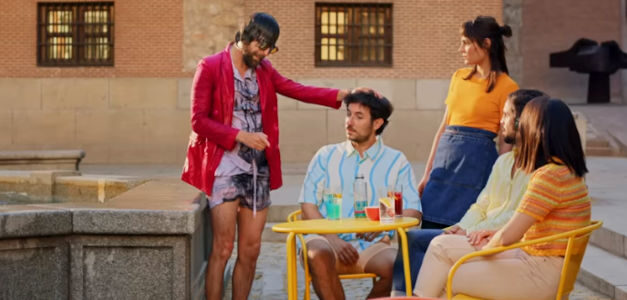 Roman se hace con la cuenta de Flax & Kale, que triunfa este verano con ‘Spoiler: está buenísima’, campaña de Está Pasando