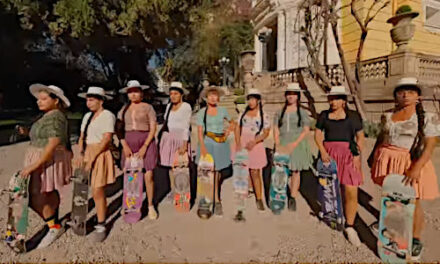 Las «cholitas» bolivianas dominan el monopatín en esta inspiradora campaña de Samsung