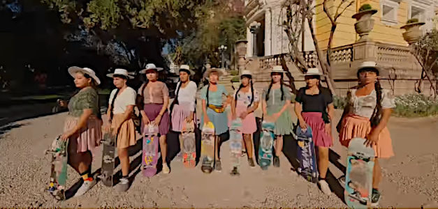 Las "cholitas" bolivianas dominan el monopatín en esta inspiradora campaña de Samsung