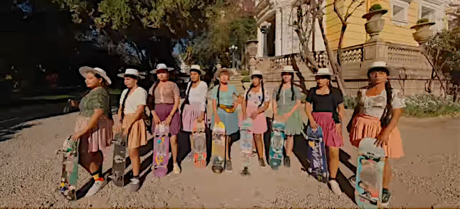 Las «cholitas» bolivianas dominan el monopatín en esta inspiradora campaña de Samsung